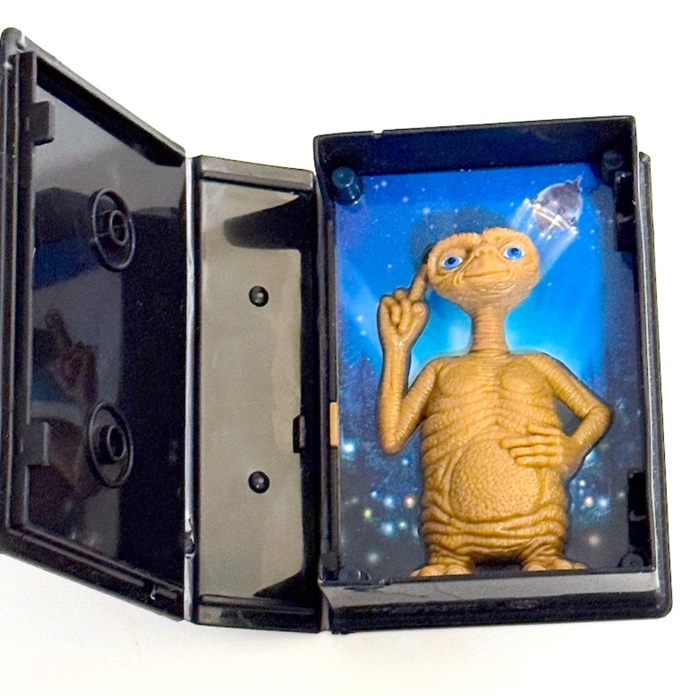 E.T.: The Extra-Terrestrial Limited Edition Collection E.T. Figure mini-VHS box